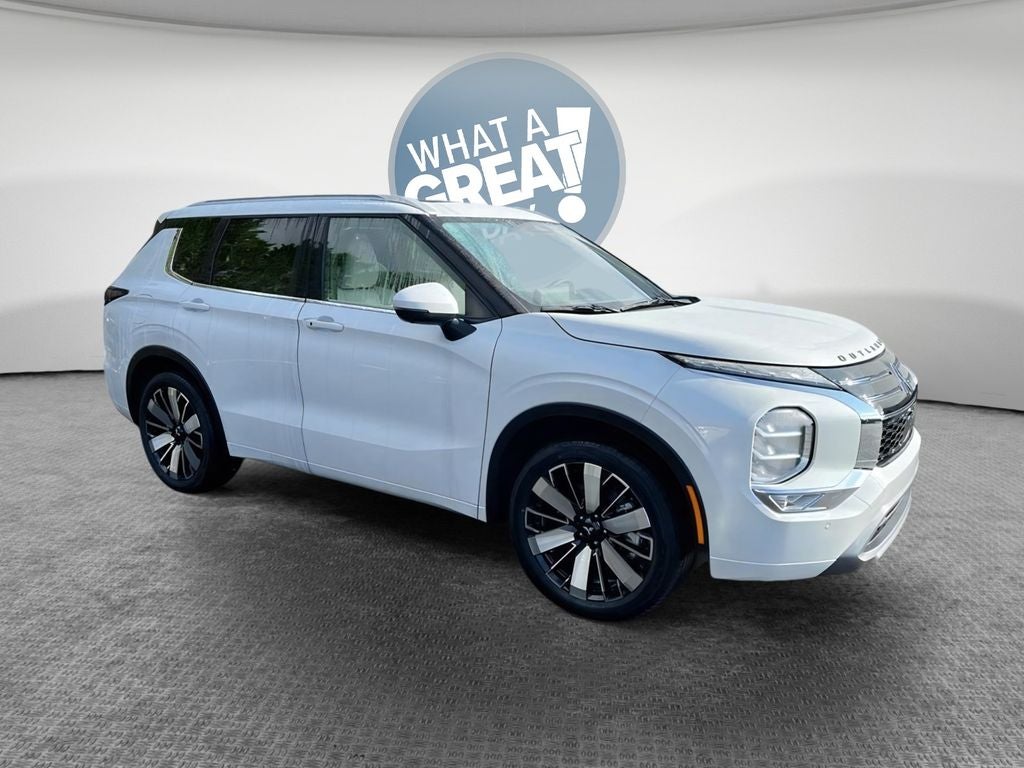 2026 Mitsubishi Outlander SEL in Diamond White — front three-quarter view